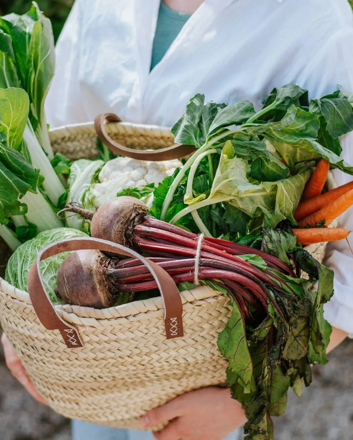 Rieten Tassen|Boodschappentassen*DILLE & KAMILLE Boodschappentas, palmblad, kort lederen hengsel
