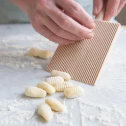 Pannen Vol Smaak|Italiaans Koken*DILLE & KAMILLE Gnocchiplankje van beukenhout