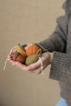 Warm Wonen|Herfst Decoratie*DILLE & KAMILLE Hanger peer, vilt, geel