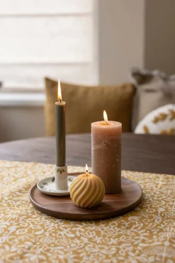 Tinten En Texturen|Herfst Decoratie*DILLE & KAMILLE Kaars gedraaide bol, rustiek geel, Ø8 cm
