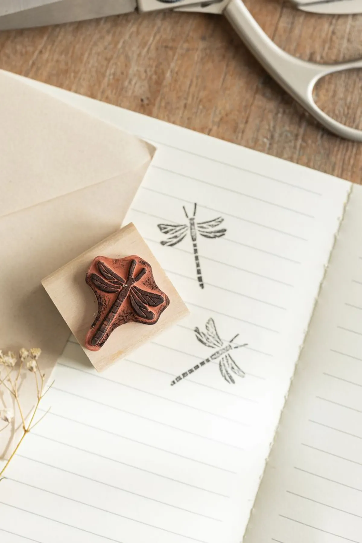 Stempels|Diy*DILLE & KAMILLE Stempel, berkenhout, libelle, 3,5 x 3,5 cm