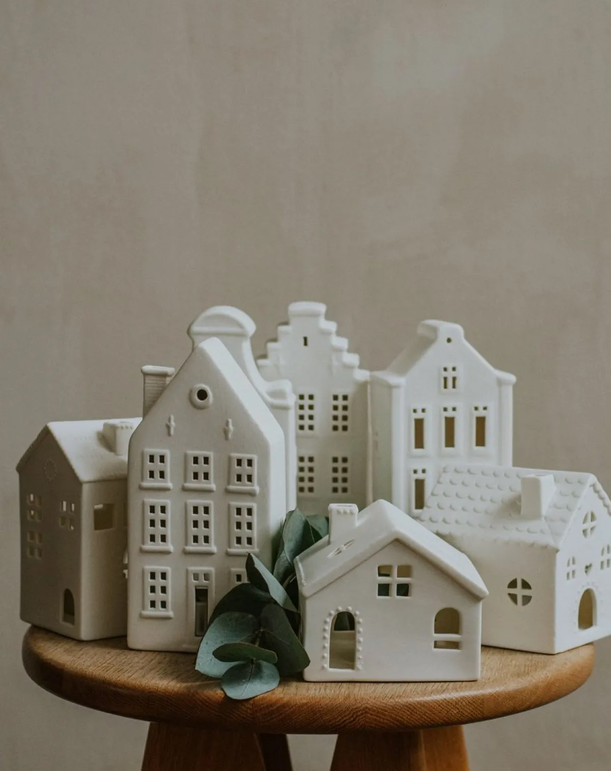 Porseleinen Huisjes|Theelichthouders*DILLE & KAMILLE Theelichthouder, porselein, huisje met klokgevel, 20 cm